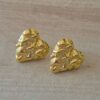 ARO DE ACERO DORADO CORAZON CON CORAZONES EN RELIEVE. TAMAÑO 20 MM.