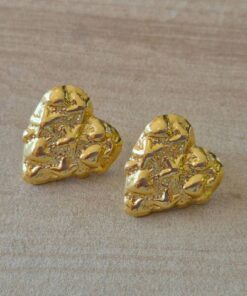 ARO DE ACERO DORADO CORAZON CON CORAZONES EN RELIEVE. TAMAÑO 20 MM.