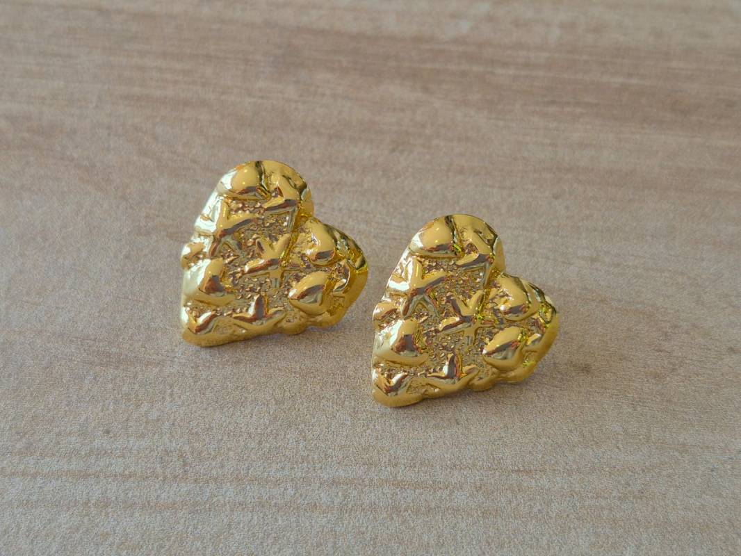 ARO DE ACERO DORADO CORAZON CON CORAZONES EN RELIEVE. TAMAÑO 20 MM.
