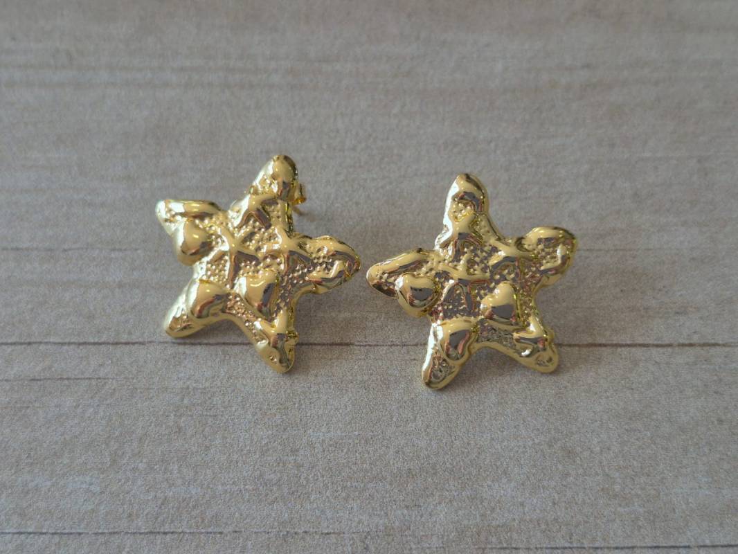 ARO DE ACERO DORADO ESTRELLA DE MAR CON CORAZONES EN RELIEVE. TAMAÑO 25 MM.