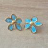 ARO DE ACERO DORADO FLOR ESMALTADA COLOR CELESTE CON FRU FRU. TAMAÑO 25MM