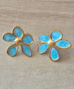 ARO DE ACERO DORADO FLOR ESMALTADA COLOR CELESTE CON FRU FRU. TAMAÑO 25MM