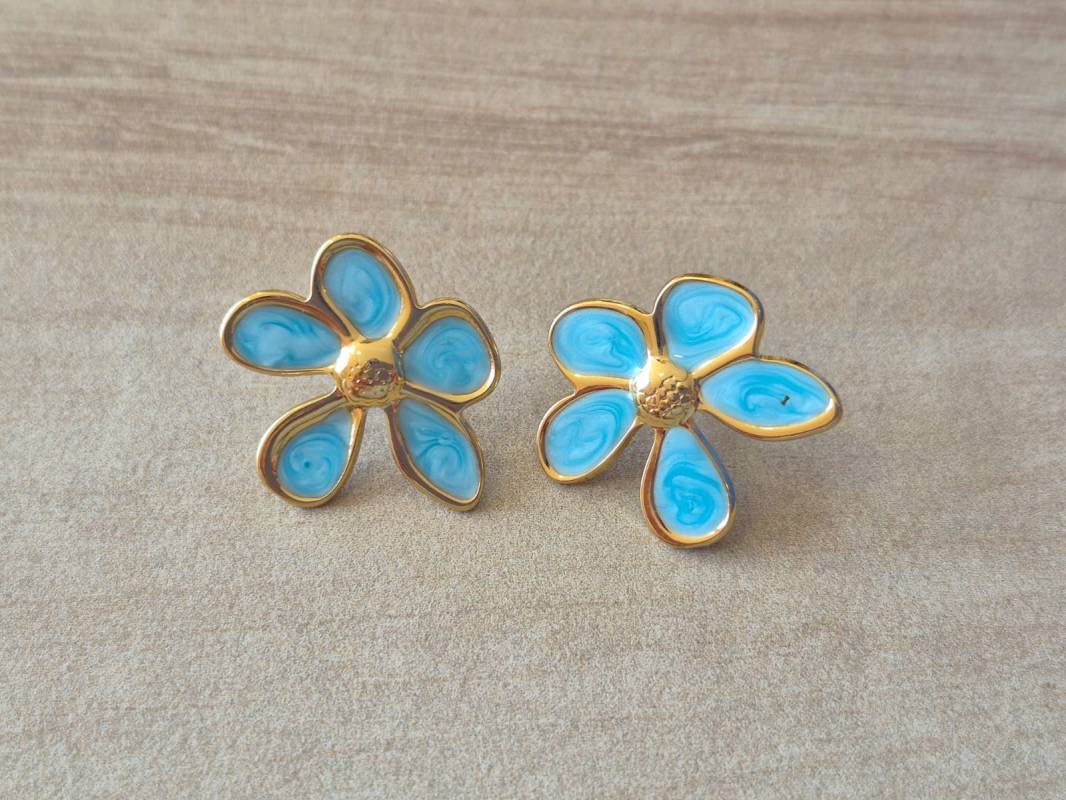ARO DE ACERO DORADO FLOR ESMALTADA COLOR CELESTE CON FRU FRU. TAMAÑO 25MM
