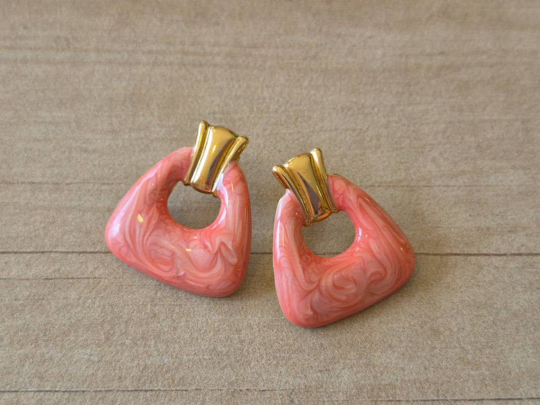 ARO DE ACERO DORADO ABSTRACTO ESMALTADO SALMON. TAMAÑO 26 X 28 MM