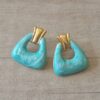 ARO DE ACERO DORADO ABSTRACTO ESMALTADO AQUA. TAMAÑO 26 X 28 MM