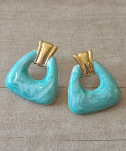 ARO DE ACERO DORADO ABSTRACTO ESMALTADO AQUA. TAMAÑO 26 X 28 MM