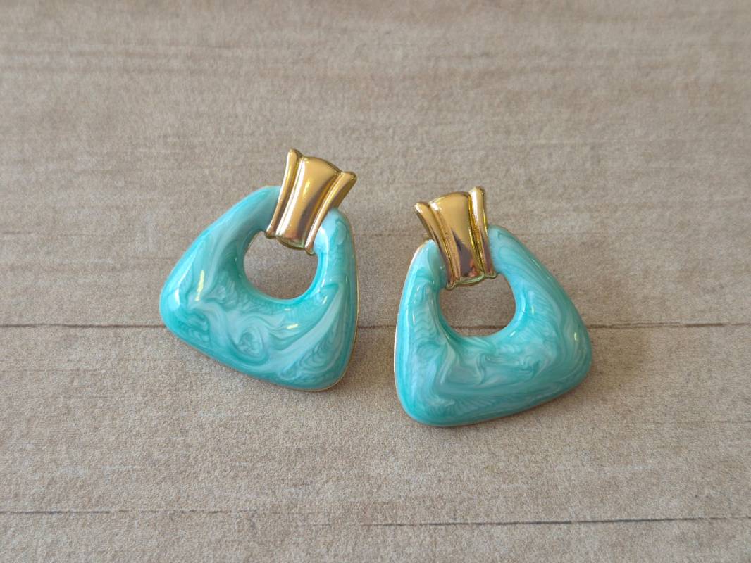 ARO DE ACERO DORADO ABSTRACTO ESMALTADO AQUA. TAMAÑO 26 X 28 MM