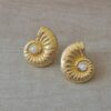 ARO DE ACERO DORADO CARACOL CON PERLA. TAMAÑO 20 X 25 MM