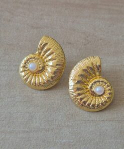 ARO DE ACERO DORADO CARACOL CON PERLA. TAMAÑO 20 X 25 MM