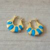 ARO DE ACERO DORADO ARGOLLA CON DETALLES ESMALTADOS EN TURQUESA. TAMAÑO 21 X 24 MM