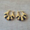 ARO DE ACERO DORADO ARGOLLA CON DETALLES ESMALTADOS EN NEGRO. TAMAÑO 21 X 24 MM
