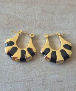 ARO DE ACERO DORADO ARGOLLA CON DETALLES ESMALTADOS EN NEGRO. TAMAÑO 21 X 24 MM