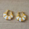 ARO DE ACERO DORADO ARGOLLA CON DETALLES ESMALTADOS EN BLANCO. TAMAÑO 21 X 24 MM