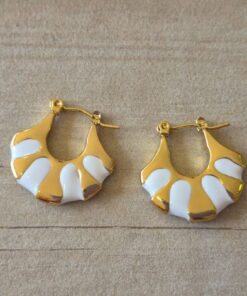 ARO DE ACERO DORADO ARGOLLA CON DETALLES ESMALTADOS EN BLANCO. TAMAÑO 21 X 24 MM