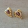 ARO DE ACERO DORADO CORAZON CON APLIQUE DE OJO DE GATO MARRON. TAMAÑO 15 X 19 MM