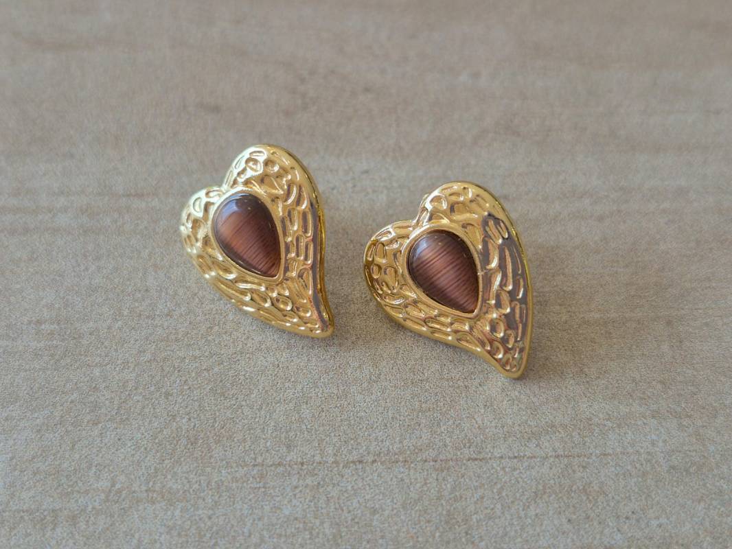ARO DE ACERO DORADO CORAZON CON APLIQUE DE OJO DE GATO MARRON. TAMAÑO 15 X 19 MM