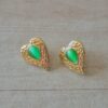 ARO DE ACERO DORADO CORAZON CON APLIQUE DE OJO DE GATO VERDE. TAMAÑO 15 X 19 MM