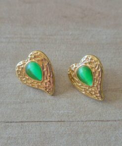 ARO DE ACERO DORADO CORAZON CON APLIQUE DE OJO DE GATO VERDE. TAMAÑO 15 X 19 MM