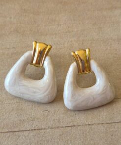 ARO DE ACERO DORADO ABSTRACTO ESMALTADO BLANCO. TAMAÑO 26 X 28 MM