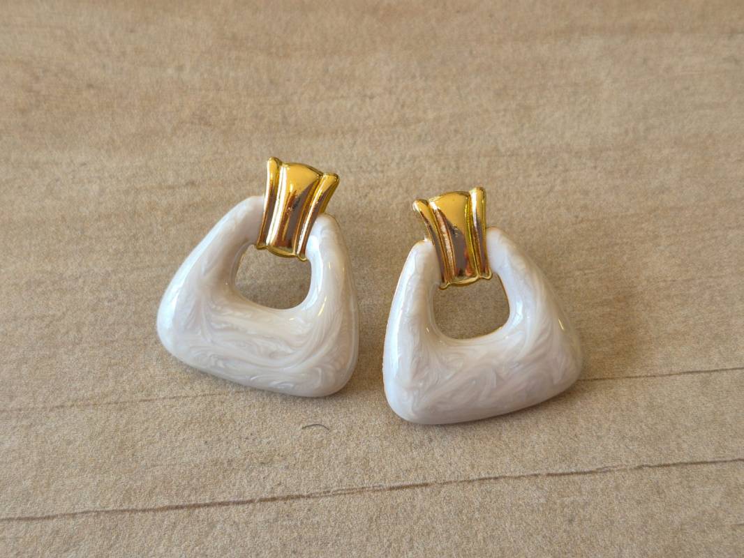 ARO DE ACERO DORADO ABSTRACTO ESMALTADO BLANCO. TAMAÑO 26 X 28 MM