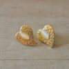 ARO DE ACERO DORADO CORAZON CON APLIQUE DE OJO DE GATO MARFIL. TAMAÑO 15 X 19 MM.