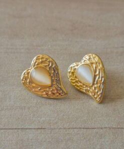 ARO DE ACERO DORADO CORAZON CON APLIQUE DE OJO DE GATO MARFIL. TAMAÑO 15 X 19 MM.