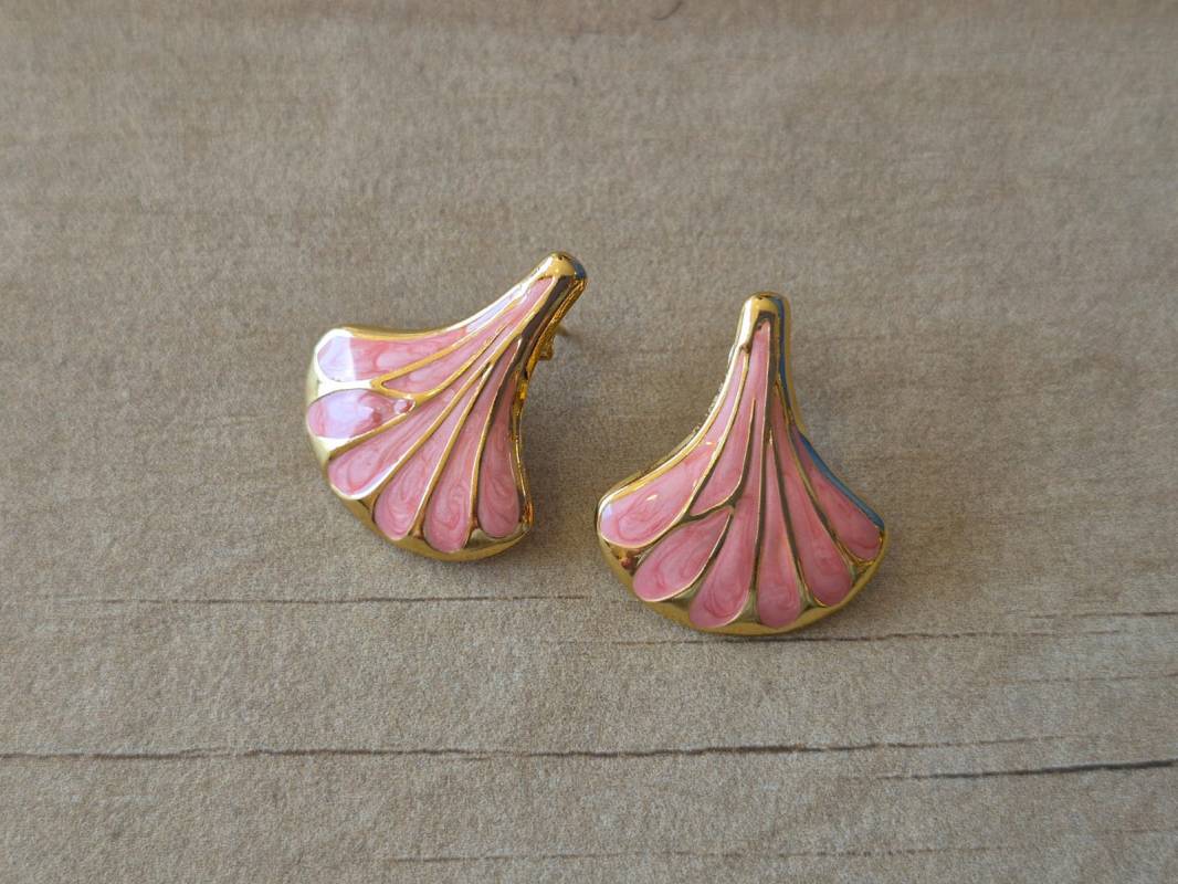 ARO DE ACERO DORADO HOJA ESMALTADA EN SALMON. TAMAÑO 24 X 26 MM