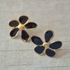 ARO DE ACERO DORADO FLOR ESMALTADA COLOR NEGRA CON FRU FRU. TAMAÑO 25MM
