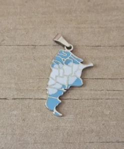 DIJE DE ACERO REPUBLICA ARGENTINA ESMALTADA CELESTE Y BLANCA. 17 X 28 MM