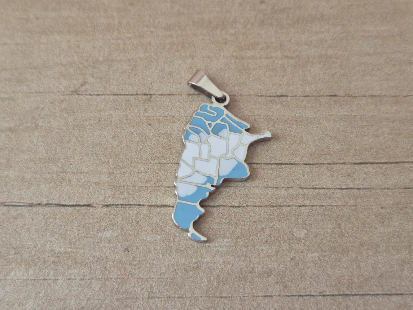 DIJE DE ACERO REPUBLICA ARGENTINA ESMALTADA CELESTE Y BLANCA. 17 X 28 MM