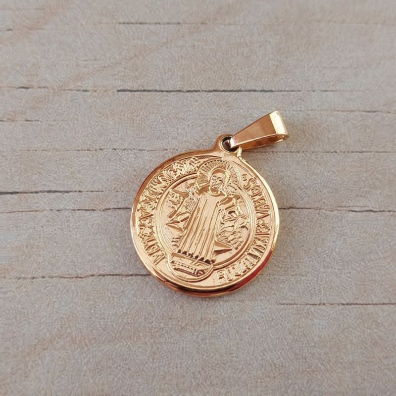 DIJE DE ACERO DORADO MEDALLA DE SAN BENITO. DIÁMETRO 25 MM