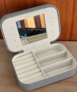ESTUCHE ALHAJERO RECTANGULAR DE CUERINA CON CIERRE Y ESPEJO COLOR GRIS. MEDIDAS 16 X 11 CM