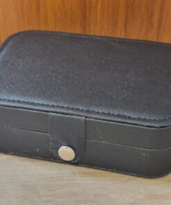 ESTUCHE ALHAJERO RECTANGULAR DE CUERINA COLOR NEGRO. MEDIDAS 16 X 11 CM