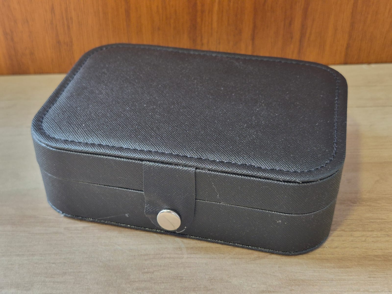 ESTUCHE ALHAJERO RECTANGULAR DE CUERINA COLOR NEGRO. MEDIDAS 16 X 11 CM