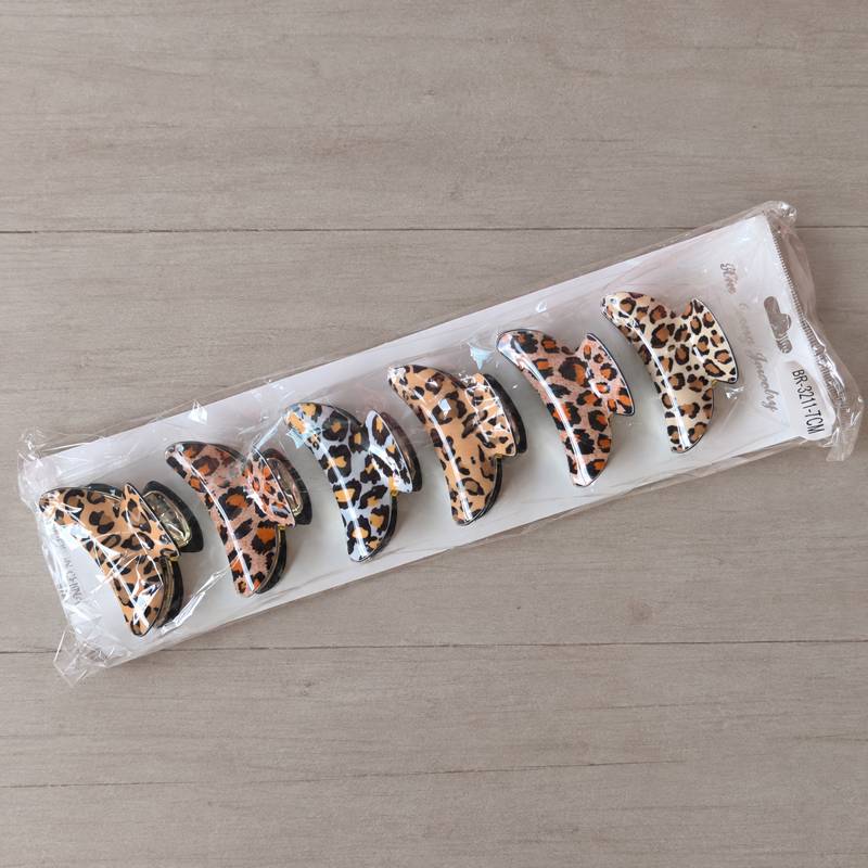 BROCHES DE PLÁSTICO DORADO MEDIANOS ESTAMPADOS ANIMAL PRINT X 6 UNIDADES. MEDIDA 70 MM.