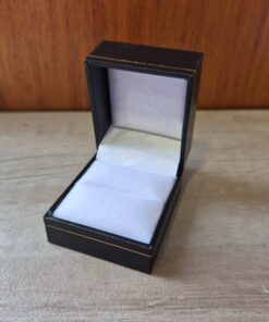 ESTUCHE CARTIER NEGRO RECTANGULAR PARA UN ANILLO X UNID. MEDIDAS 4.5 X 5 CM