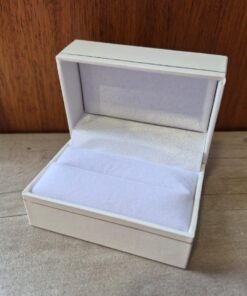 ESTUCHE CARTIER MARFIL RECTANGULAR PARA DOS ANILLOS X UNID. MEDIDAS 7.4 CM X 4.9 CM