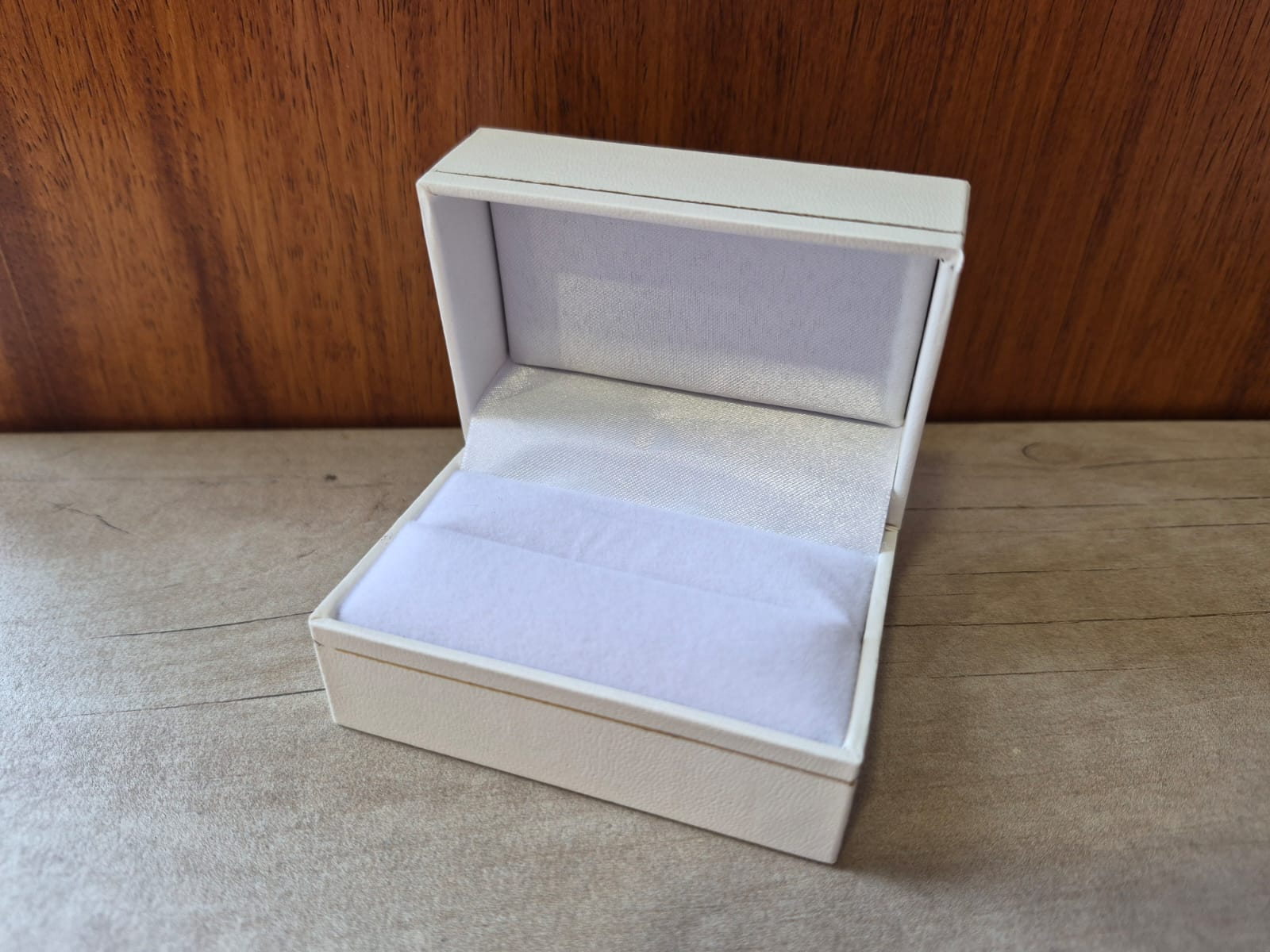 ESTUCHE CARTIER MARFIL RECTANGULAR PARA DOS ANILLOS X UNID. MEDIDAS 7.4 CM X 4.9 CM