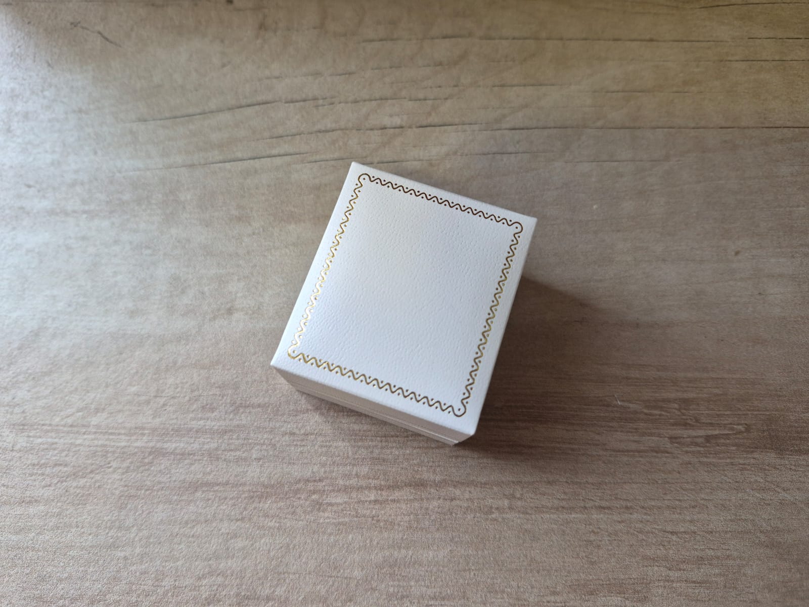 ESTUCHE CARTIER MARFIL RECTANGULAR PARA UN ANILLO X UNID. MEDIDAS 4.5 X 5 CM - Imagen 2