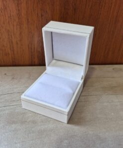 ESTUCHE CARTIER MARFIL RECTANGULAR PARA UN ANILLO X UNID. MEDIDAS 4.5 X 5 CM