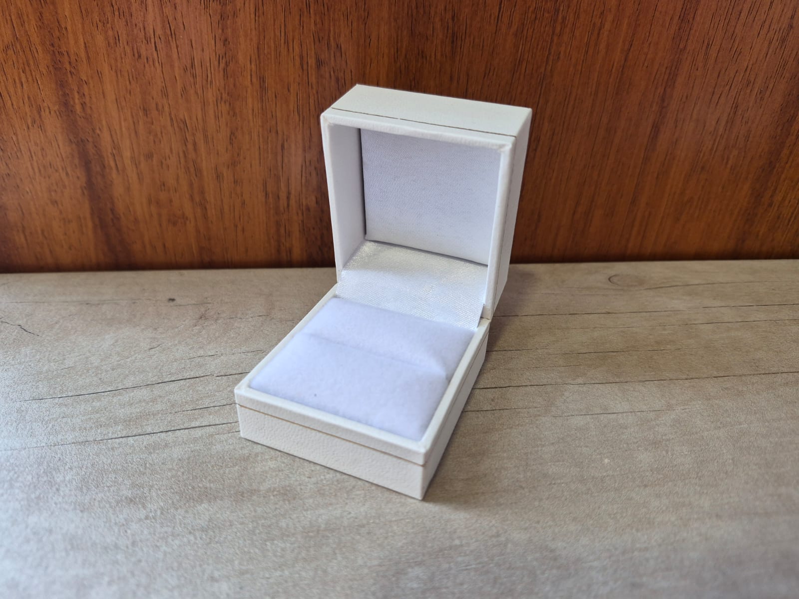 ESTUCHE CARTIER MARFIL RECTANGULAR PARA UN ANILLO X UNID. MEDIDAS 4.5 X 5 CM