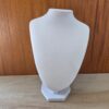 EXHIBIDOR AFELPADO PARA CADENAS Y COLGANTES COLOR BLANCO. TAMAÑO: 25 CM DE ALTO.
