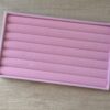 EXHIBIDOR AFELPADO PARA ANILLOS COLOR ROSA. TAMAÑO 21 X 12,5 CM.
